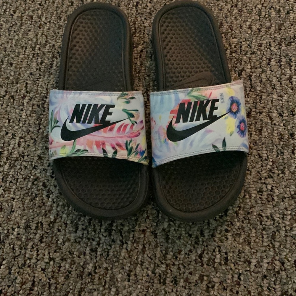 Women’s size 9 Nike slides floral